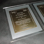 Dyplom z bezbarwnej plexi i laminatu grawerskiego