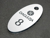 Srebne numerki z logo barwione czarną farbą