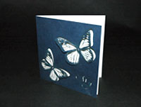 Zaproszenia na ozdobnych papierach o różnych strukturach i kolorach