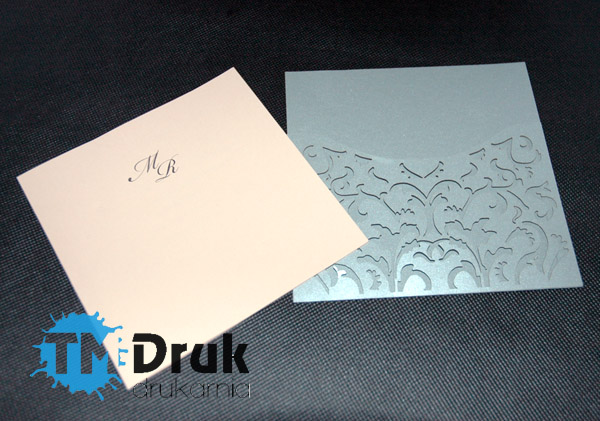 Wykonywanie ozdobnych zaproszeń na ślub, na ozdobnych papierach wycinanych i grawerowanych laserem
