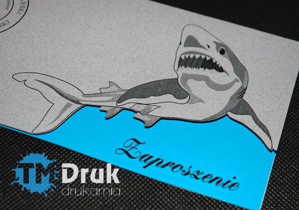 Zaproszenie na ozdobnym szarym i niebieskim papierze, drukowane w jednym kolorze, detal wycinany laserem CO2