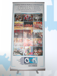 Realizacja szyldu firmowego na przeźroczystej pleksi z grafiką wykonaną z folii ploterowej