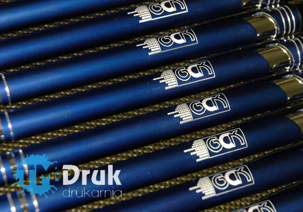 Niebieskie grawerowane długopisy reklamowe dla Gminnego Centrum Kultury w Siechnicach