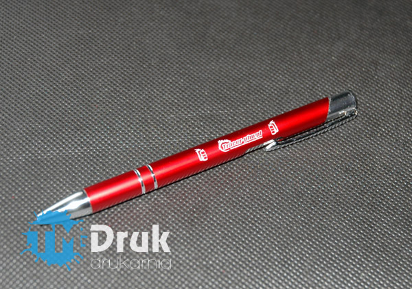 Czerwone długopisy reklamowe pokryte matową farbą z wygrawerowanym logotypem firmy
