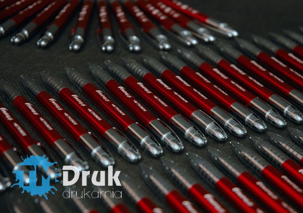 Reklamowe długopisy grawerowane z danymi i logo firmy