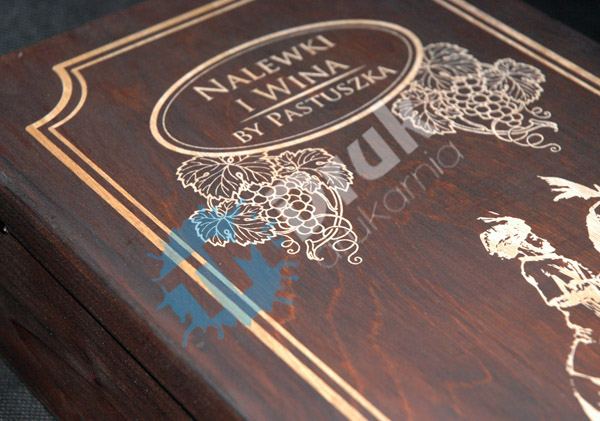 Grawer na drewnianych skrzynkach na wino