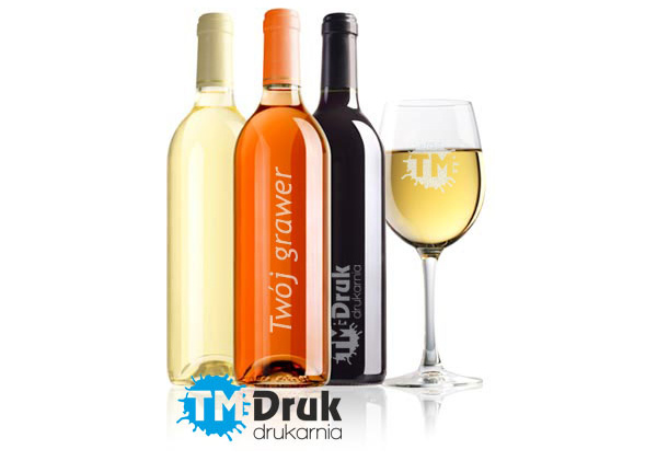 Grawer na lampkach do wina i butelkach