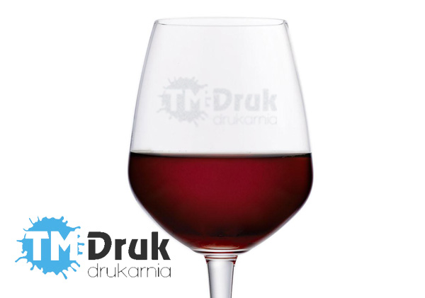 Grawer na lampce do czerwonego wina