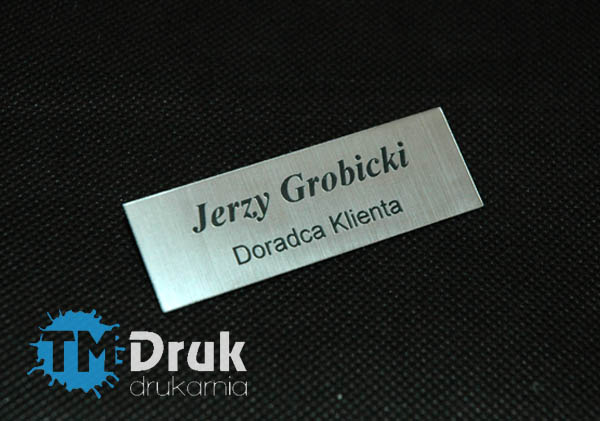 Identyfikatory z wygrawerowanym imieniem i nazwiskiem oraz stanowiskiem