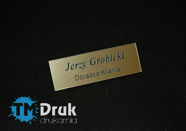 Identyfikatory z wygrawerowanym imieniem i nazwiskiem oraz stanowiskiem