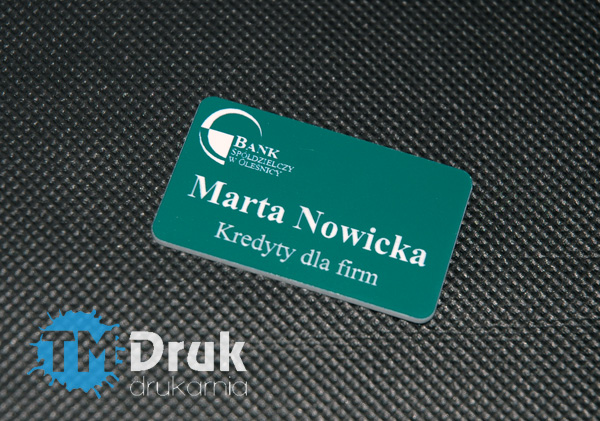 Wycinany i grawerowany laserem identyfikator z imieniem, nazwiskiem i nazwą działu - Realizacja TM Druk, Siechnice, Wrocław, Oława, Oleśnica, Brzeg