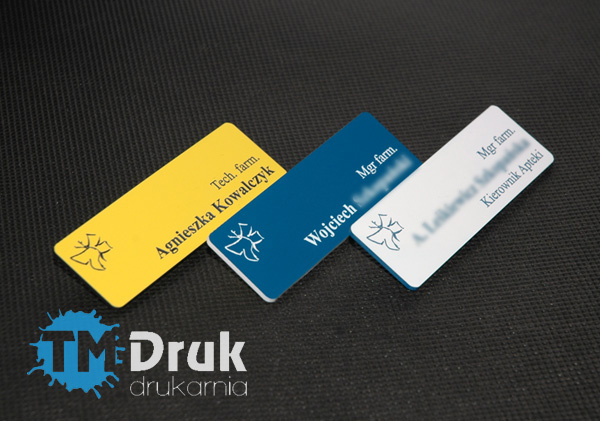 Identyfikatory z podziałem stanowisk u pracowników apteki - Producent TM Druk, Warszawa, Wrocław, Oława, Oleśnica, Nysa, Opole, Brzeg