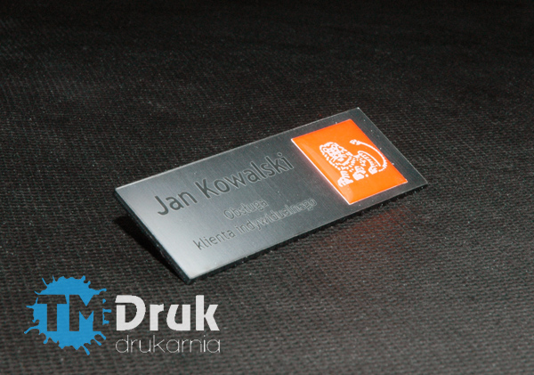 Produkcja identyfikatorów grawerowanych z naklejką zalaną żywicą