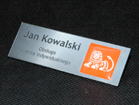 Identyfikatory personalizowane z wygrawerowanym imieniem i nazwiskiem na laminacie grawerskim. Dodatkowo z naklejką 3D zalaną żywicą