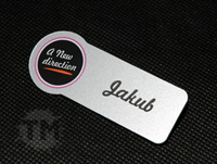 Identyfikator personalizowany z imieniem pracownika oraz logo kawiarni drukowany w kolorze