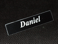 Identyfikatory personalizowane mocowane na agrafce, magnesie, żabkach z agrafką