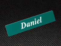 Zielono-biały imiennik grawerowany laserowo