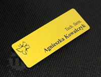 Grawerowane identyfikatory z personalizacja imienia i nazwiska dla pracownika apteki