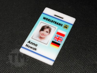 Karta identyfikacyjna drukowana w kolorze z zdjęciem właściciela oraz flagami językowymi