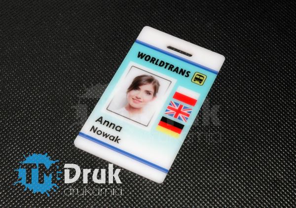 Drukowany cyfrowo identyfikator ze zdjęciem pracownika na karcie PCV