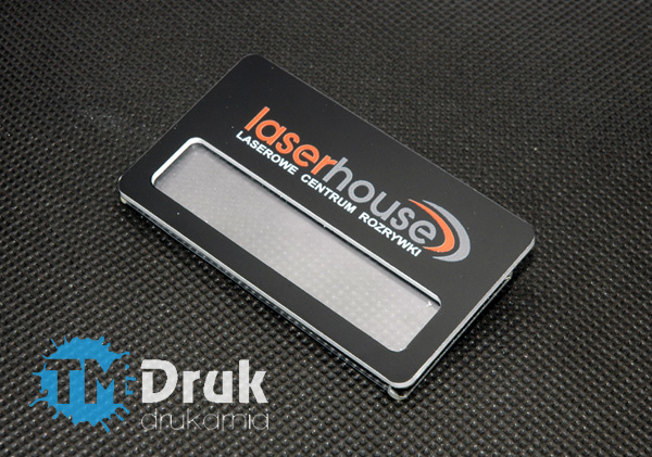 Realizacja identyfikatora z okienkiem, logo nadrukowane w kolorze + biały kolor