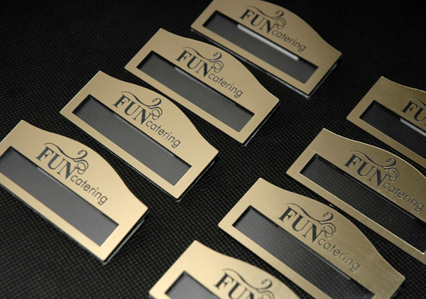 Identyfikatory dla pracowników hoteli, gastronomii, obsługi cateringu, restauracji. Wiele wzorów, szeroka gama materiałów, w atrakcyjnych cenach - TM Druk Siechnice