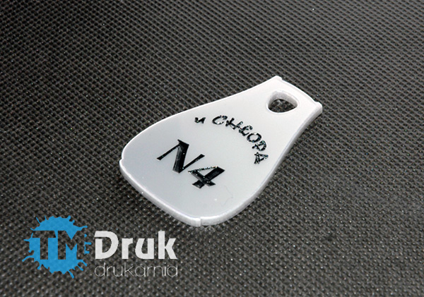 Numerki z srebrnej plexi z czarnym barwieniem graweru z logo klienta