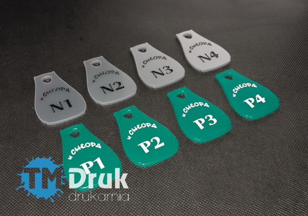 Komplet breloczków do kluczy w dwóch kolorach plexi wraz z barwionym grawerem