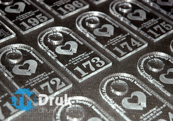 Zawieszki, breloki do szatni, kluczy z kolorowych plexiglass-ow i laminatów grawerkich - Producent TM Druk