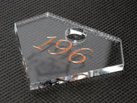 Bezbarwne zawieszki z barwionym grawerem dla hoteli, restauracji, clubów