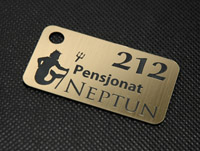 Brelok - zawieszka do kluczy z wygrawerowanym logiem i numerem pokoju. Zobacz realizację tego produktu