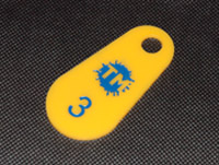 Żółty numerek wycinany i grawerowany laserem