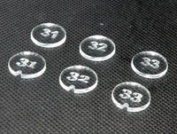 Żetony numerowane z pleksi w atrakcyjnych cenach