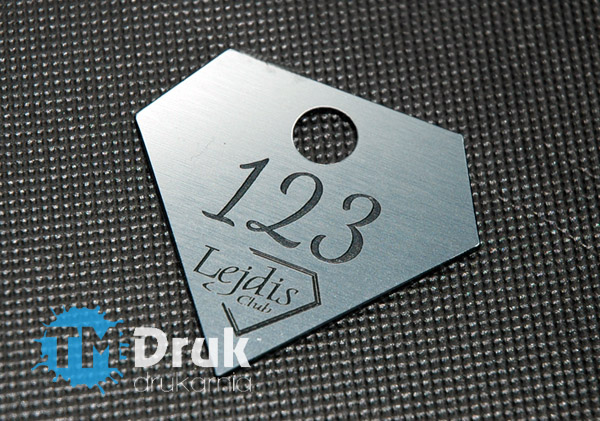 Zawieszki do kluczy, szatni z laminatów grawerskich. Indywidualna numeracja i logo w cenie zawieszki - TM Druk