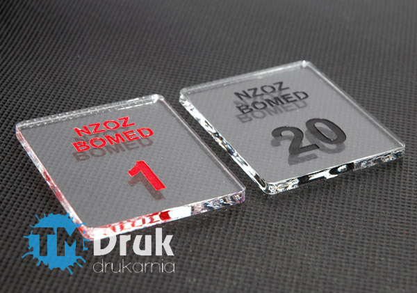 Numerki z grawerem w kolorze, na bezbarwnej pleksi - TM Druk