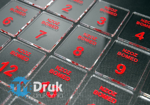 Wycinane i grawerowane numerki do rejestracji, z dodatkowo barwionym grawerem na czerwony kolor - TM Druk