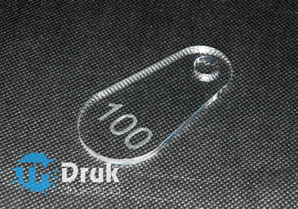 Numerek z bezbarwnej plexi, wycinany i grawerowany laserowo