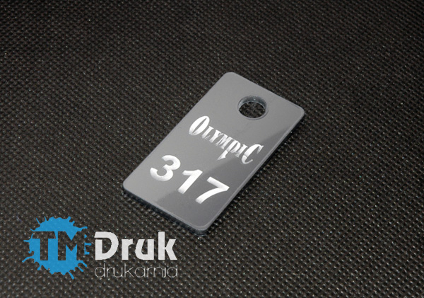 Eleganckie numerki z srebrnej plexi do szatni w kasynie - Kupuj bezpośrednio od producenta! - TM Druk - Warszawa, Wrocław, Opole, Gdańsk, Kraków