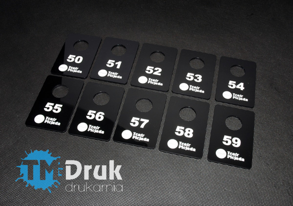 Numerki szatniowe z czarnej plexi gr 3mm, grawer logo i numeracji barwiony farbą