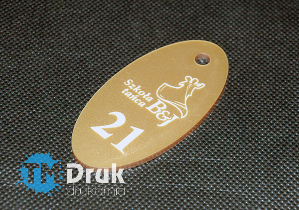 Złoty elegancki brelok do szatni w szkole tanecznej