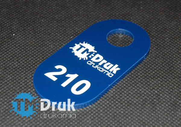 Ozdobny numerek do szatni z granatowej plexi, barwiony białym grawerem