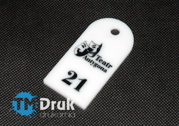 Brelok z białej pleksi - plexy. Wycięty i grawerowany laserem