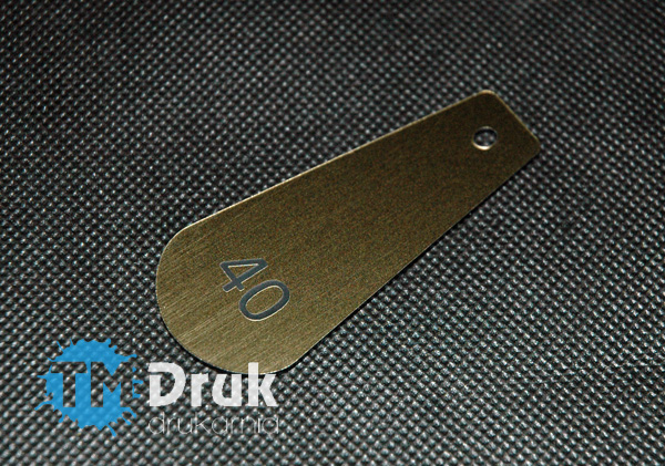 Wycinane i grawerowane numerki ze złotego laminatu