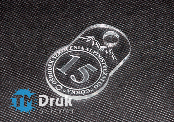 Zawieszka z bezbarwnej pleksi, wycinana i grawerowana laserem CO2