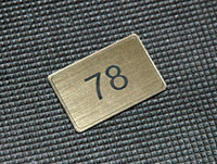 Numerki do szafek z laminatów grawerskich