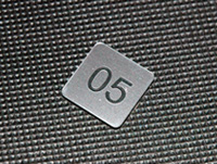 Numerki produkowane ze srebrnego laminatu grawerskiego