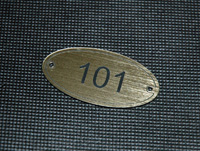 Ozdobne owalne numerki ze złotego laminatu