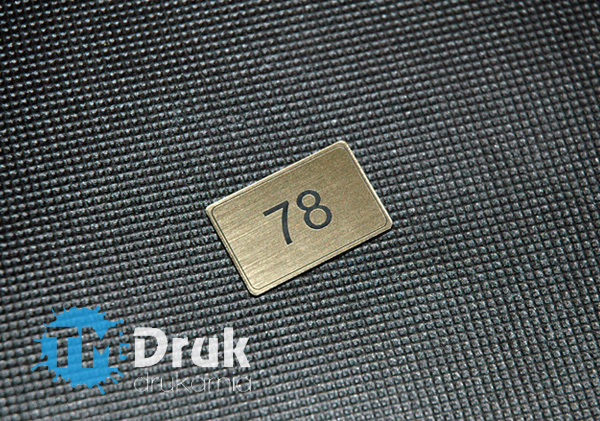 Numerki z trwałych laminatów grawerskich do szafek w szkole