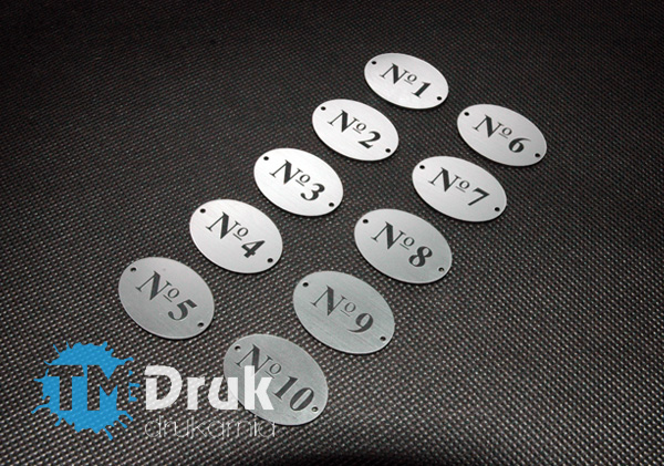 Numerki z laminatów grawerskich grawerowane i wycinane laserem - Zamawiaj od producenta