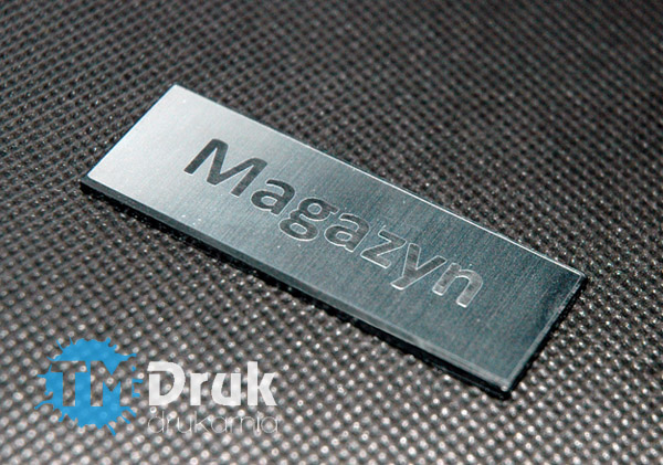 Tabliczki na drzwi, oznakowanie pomieszczeń. Projektowane i realizowane na zamówienie